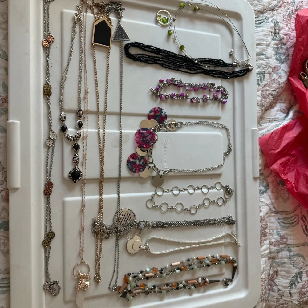 Various 24 Necklaces 5 Bracelets and 4 Earrings - Picture 3 of 3